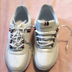 TOMMY HILFIGER SIZE 8 1/2 M FASHION SNEAKERS